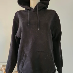 Svart Hoodie - Svart hoodie/ livtröja . Vita ludden på bilden är från en annan tröja, hoodien kommer att vara kemtvättad vid keverans.