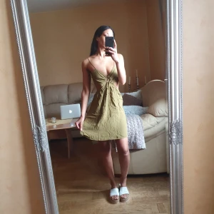 Klänning  - Tog av prislappen inför tvätt, men kom aldrig till användning, legat i garderoben och passar inte längre. 🫒  • Jag är 173 cm • Alltid nytvättat innan utskick