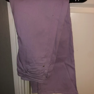 Lila jeans - Fina lila jeans från H&M i storlek 38. Högmidjade, raka & breda jeans. Använda fåtal gånger och inga tecken på användning vad jag kan se💗 