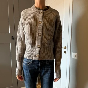 Grå kofta  - En grå kofta från Commense i storlek M. Den är i nyskick och jag säljer den för 300kr. Ordinarie pris är 500kr. 