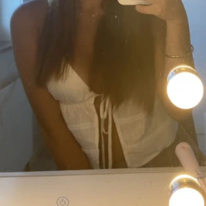 Topp  - Säljer denna topp i färgen kräm vit. Säljer pågrund av ingen användning. I topp skick. I storlek XS.