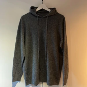 Kashmire hoodie - Hoodie pullover Sprillans ny!  Anledningen till att den säljs är för att den va för stor. Köpt för 1600kr. Skick 10/10. Kan sänka priset lite vid snabb affär. Hör av er vid frågor!😁  Han på bilden är 183!