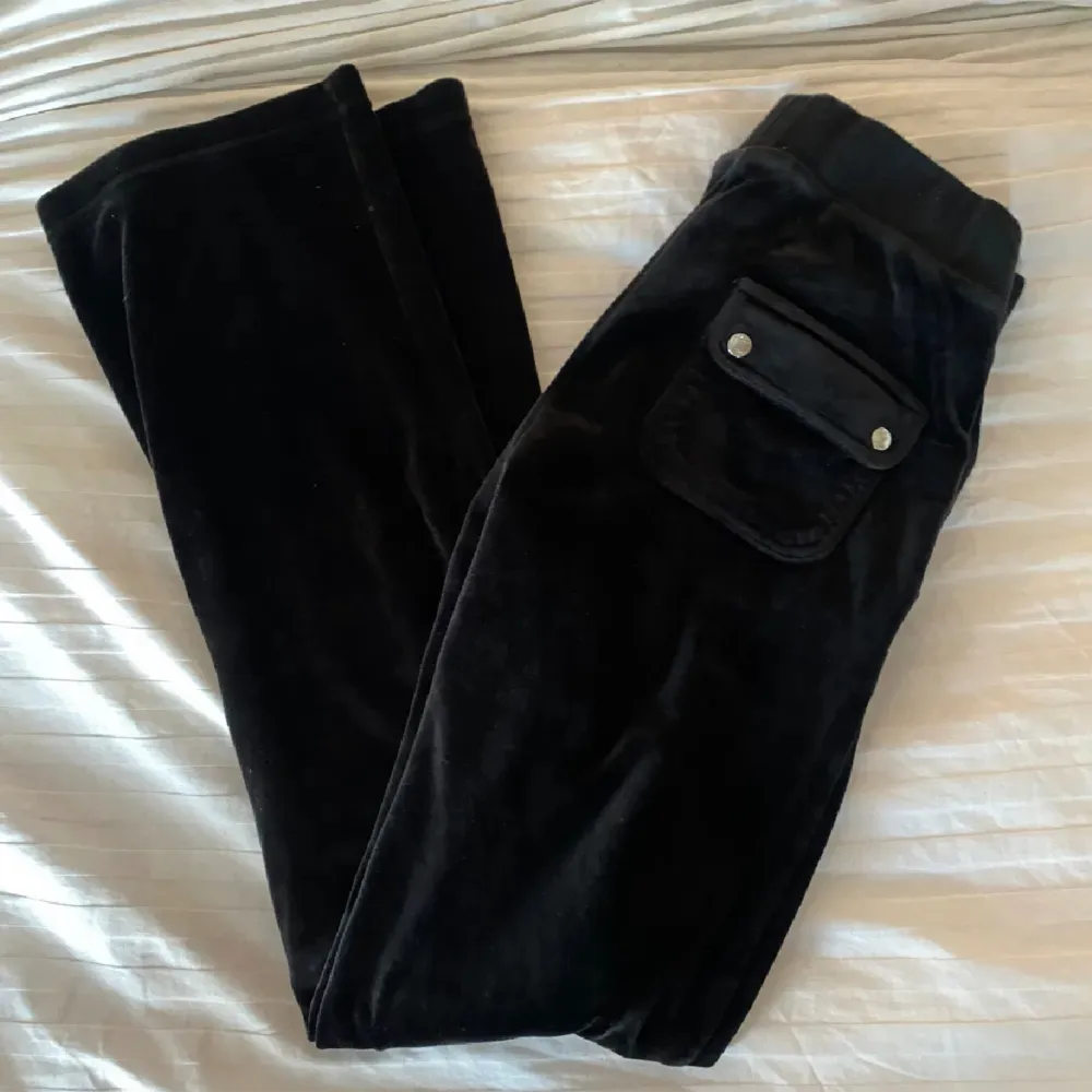 Säljer mina svarta juicy byxor då de inte kommer till användning . Jeans & Byxor.
