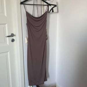 Lång klänning från zara i brun färg