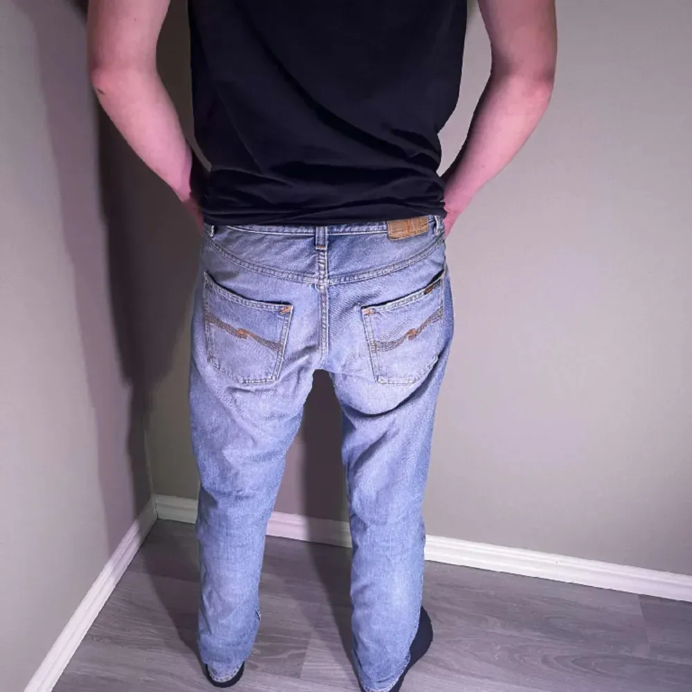 Nudie jeans i ganska bra skick, finns hål i vänstra fickan samt typ repa på baksidan. Hör av er om ni har några frågor😀. Jeans & Byxor.
