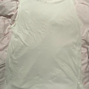 Jättefint nattlinne (52/54) -  Inte mycket använt dock är stolekslappen bortklippt (kliade)  Armhåla till armhåla 72 cm  Längd från axel 82 cm  100% bomull (tikå)  Rök- och djurfritt hem