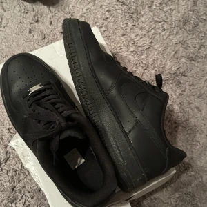 Svarta Air force  - Ett par svart air Forces i storlek 45, säljer för att jag behöver lite pengar och använder de inte riktigt. Jag har använt de några gånger men de är fortfarande fräscha och är inte creasede. Låda finns Hör av er om ni har frågor!