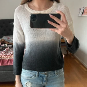 Tvåfärgad tröja  - Stickad tröja med två färger, blå och vit i ombre effekt💗