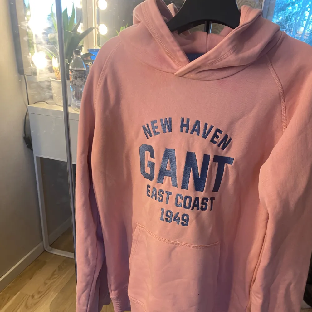 Jättesnygg rosa gant hoodie i bra skick, använd ett fåtal par gånger. Säljer då den inte passar används längre.. Hoodies.