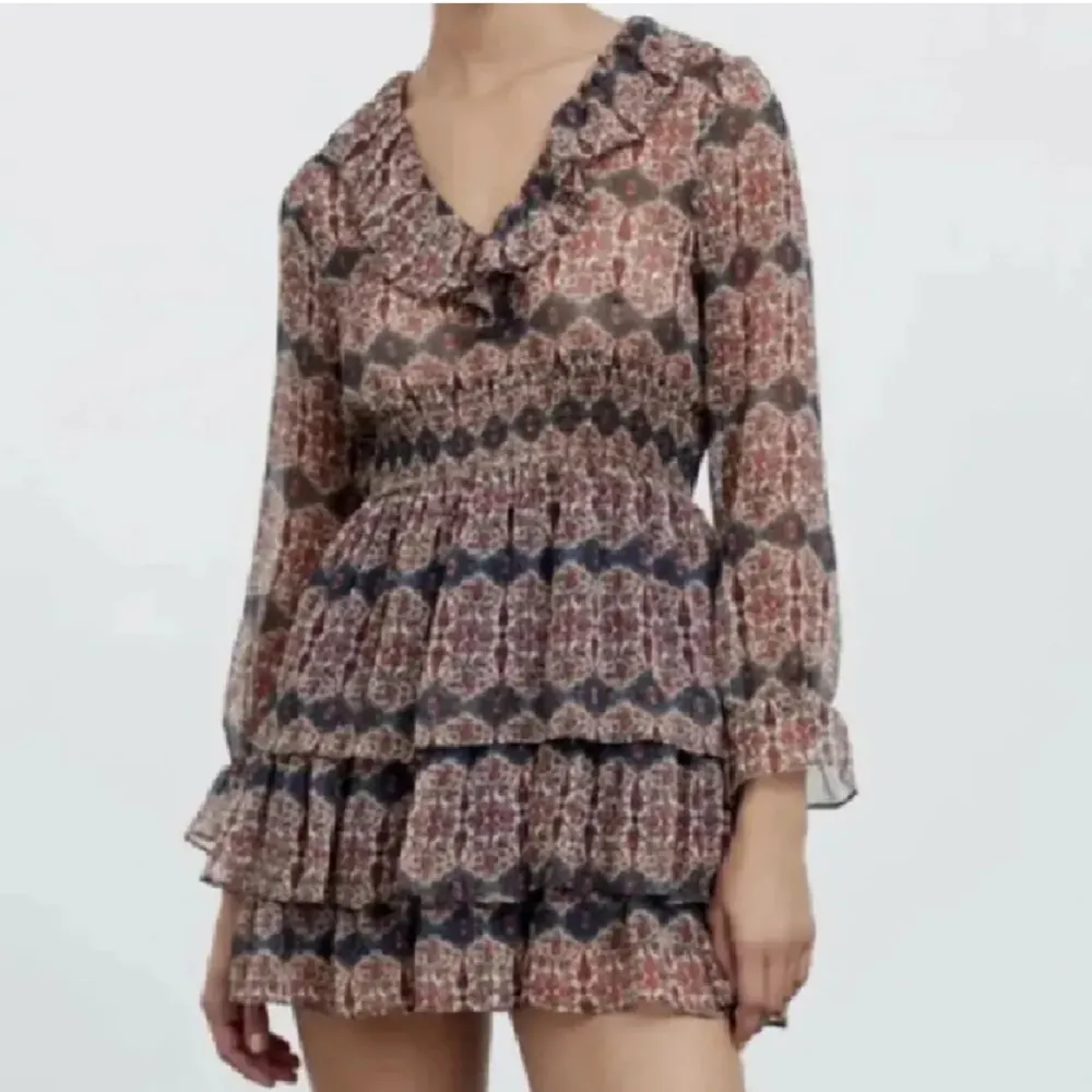 Säljer denna jätte snygga zara klänning i nyskick, som inte finns att köpa längre💗. Klänningar.