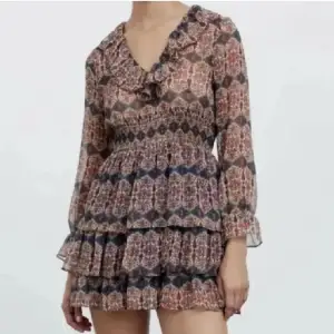 Säljer denna jätte snygga zara klänning i nyskick, som inte finns att köpa längre💗