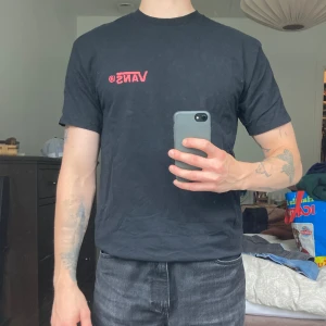 T-shirt vans - Storlek M. Jag är 180cm.