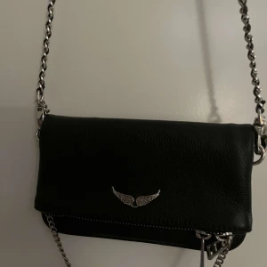 Zadig väska  - Säljer denna Zadig väskan i mini då jag inte använder den längre, den är super lätt att ha med sig o mobilen får plats plus Lite mer! 💕