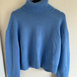 H&M tröja - Stickad blå tröja från H&M med hög krage. Kommer ej till användning längre😌