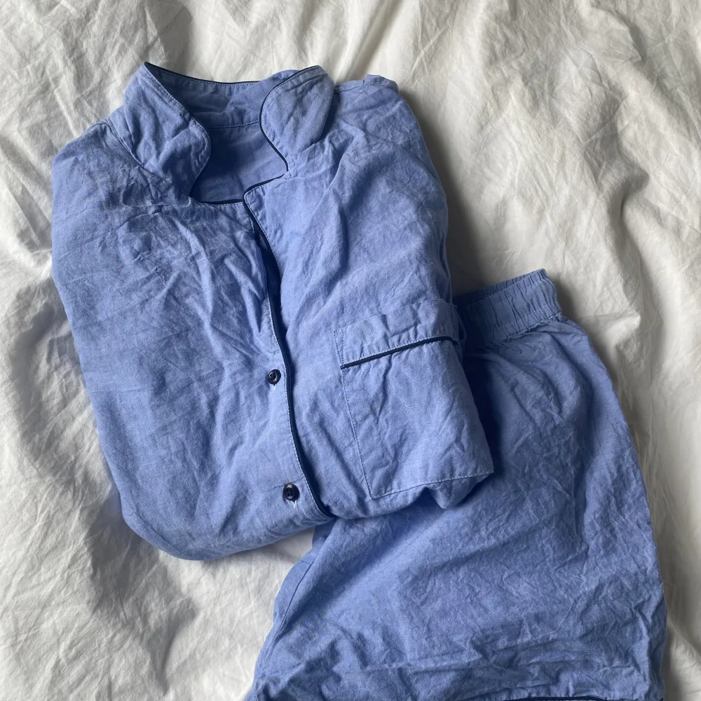 Säljer den här jätte fina pyjamasen från Ellos då den var lite för liten för mig 😭. Den är i nystick och jätte fin och bekväm . Shorts.