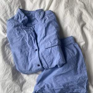 Säljer den här jätte fina pyjamasen från Ellos då den var lite för liten för mig 😭. Den är i nystick och jätte fin och bekväm 