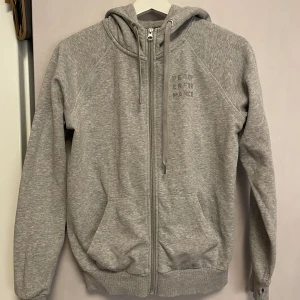 Fin ziphoodie från peak performance  - Knappt använd , dock har det gått en söm som syns på bild. Upplevs som storlek xs/s även om det står M 