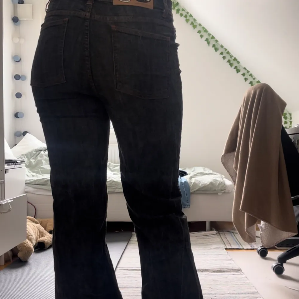 Säljer mina svarta flaired jeans som ej används längre. Väldigt bekväma och har hög midja men pga stretch är det enkelt att justera och göra låg/mellan midja om man känner för det (som jag gjort). 32/34 passar på 38/40 normala mått 💗. Jeans & Byxor.