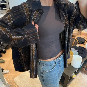 Rutig overshirt - Snygg overshirt från Gina tricot storlek L❤️