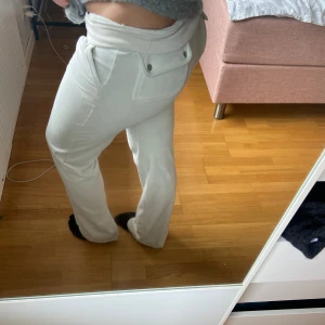 Juicy Couture byxor  - Jag säljer mina Juicy Couture som är i ett jättebra skick. Jag säljer både ett par gröna och vita mjukisbyxor med fickor ifrån Juicy Couture. Det erbjuds ett paketpris på mjukisbyxorna för 500kr. Ifall man endast vill köpa ett par, kostar det 300.