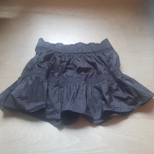 Zara volangkjol - Zara volang kjol i strl xl men passar även l I nyskick