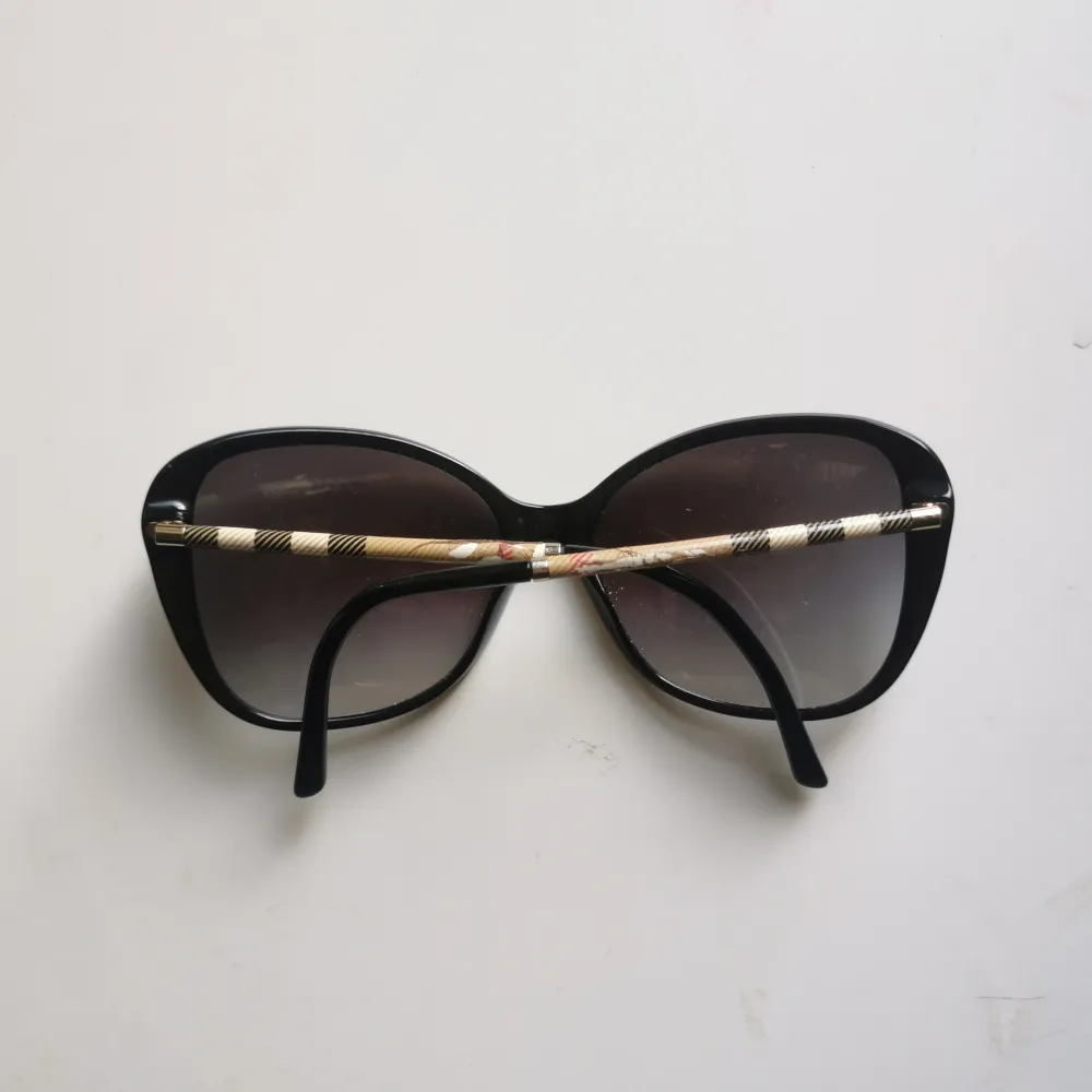 Riktigt snygga äkta vintage burberry solglasögon! De är i använt skick därav priset. Skriv för mer info💕. Accessoarer.