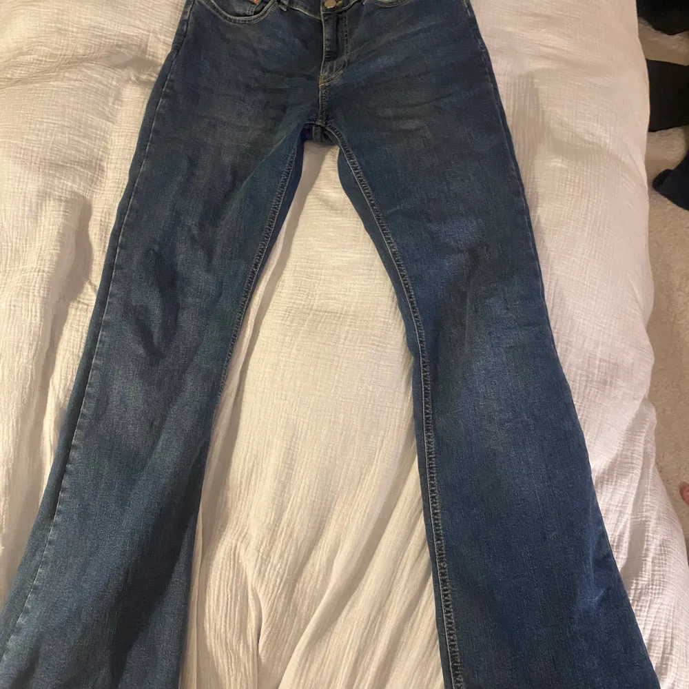 Säljer dessa snygga lågmidjade jeansen då de inte kommer till användning längre. De går ner till marken på mig som är 170!. Jeans & Byxor.