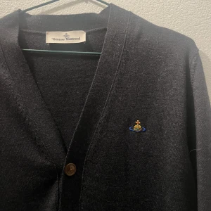 Vivienne Westwood kofta - Kofta från Vivienne Westwood i skönt material! Nypris på zalando var ca 4500kr och den är bara använd någon enstaka gång 😁 ett kap helt enkelt! 