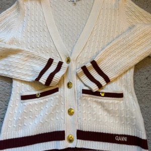 Stickad kofta - Superrrrr fin stickad tröja ifrån ganni som aldirg kommit till andvändning!!! Storlek M men passar allt mellan s-l skulle jag säga!!💖😙