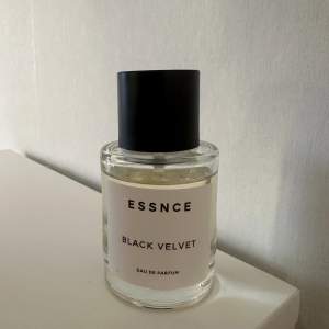 Nästintill ny parfym från Essnce, dupe på parfymen ”Black Opium”.