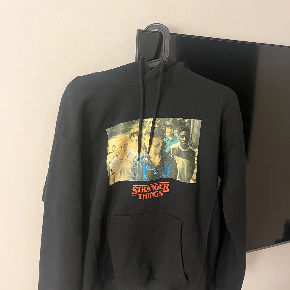 Stranger things hoodie från pull&bear i storlek S🥰 använd fåtal gånger, bra skick. Hoodies.