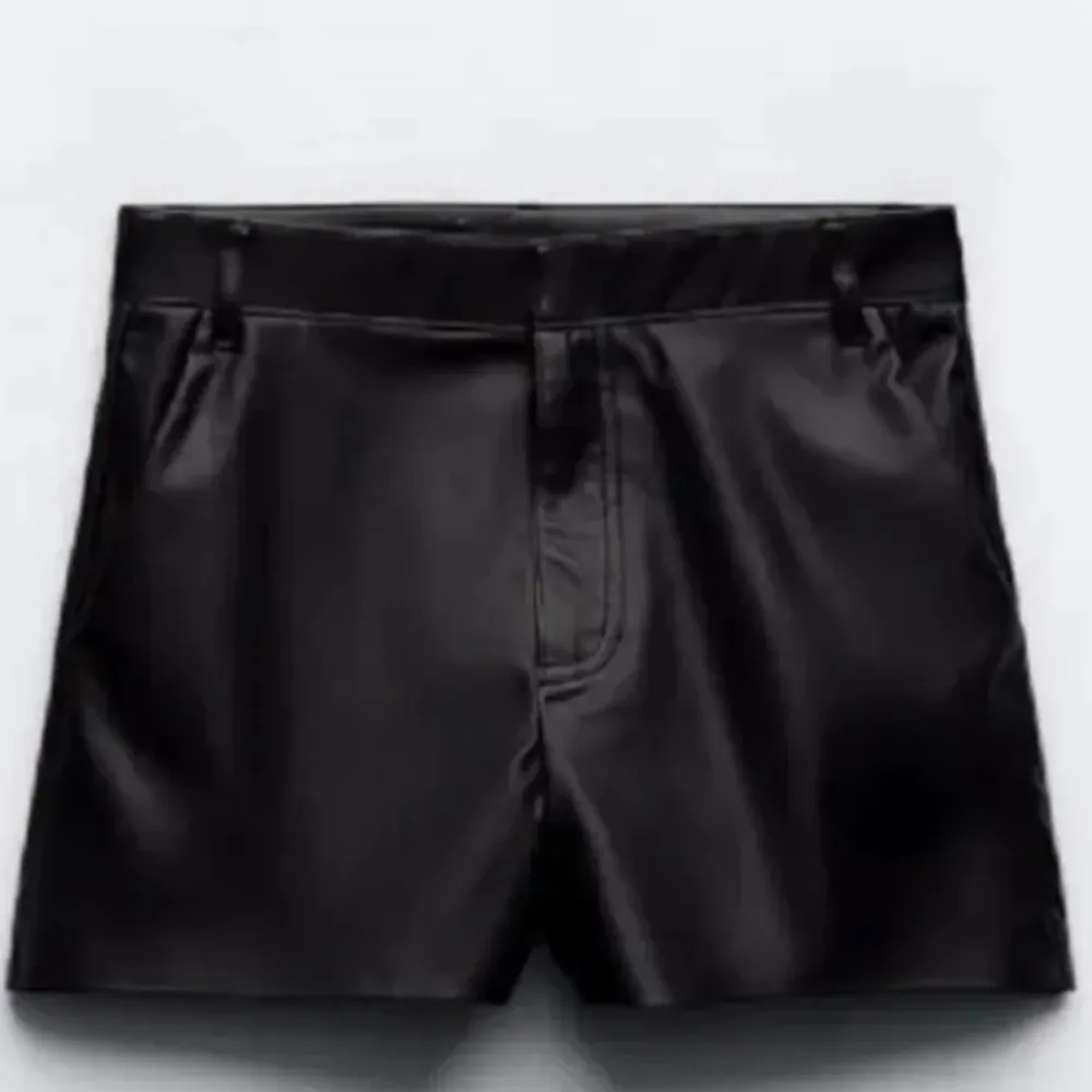 Säljer dessa populära shorts från zara. Använda max 5 gånger och är i mycket bra skick.💞. Shorts.