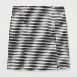 Mönstrad tajt kjol - En vart-vit mönstrad tajt kjol från H&M med slits. Kjolen är oanvdvänd. 💗🤩