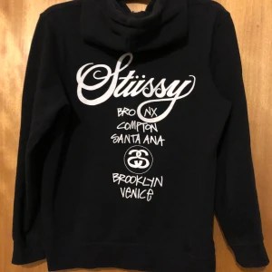 Stussy world tour hoodie  - Herr storlek S Knappt använd alls 