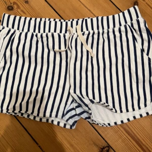 Low waist shorts  - Randiga shorts❤️ från zara i barnstorlek men passar xs-m❤️