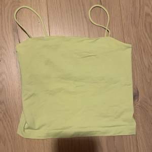 Vanligt linne från Gina med spaghettistraps. Den är typ gul/limegrön, superfin färg till somaren