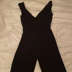 Svart jumpsuit - Svart jumpsuit i jättebra skick, endast använt en gång
