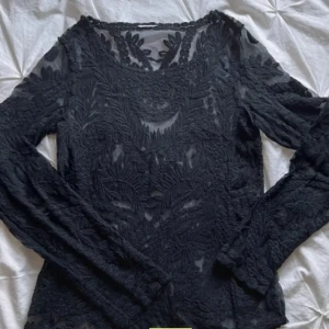 Spetstopp Lindex  - Säljer denna snygga spetstopp perfekt att ha över ett linne, säljs pga att den inte kommer till användning tyvärr