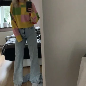 Stickad tröja  - Cool stickad tröja från zara. Säljer då den inte längre kommer till användning. Jättefint skick!