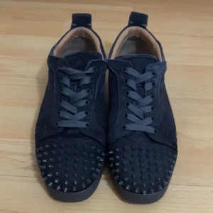 Christian Louboutin  - Jättesnygga och sköna Loubs i bra skick, säljer pga jag har tröttnat på dem. Priset är inte hugget i sten och kan tänka mig gå ner lite i pris vid en snabbare affär. Kom DM om du har några frågor eller funderingar (OBS box finns inte kvar)