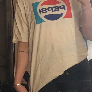 Oversized t-shirt - Oversized T-shirt, pepsi. Köpt på second-hand och såg sedan att den har svett-fläckar som blivit lite missfärgade under armarna. Små hål i nacken där lappen sitter.