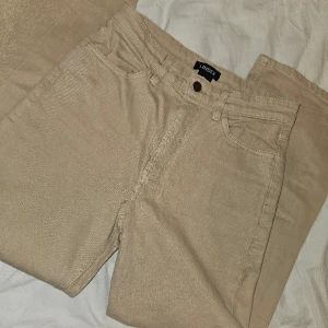 Jeans - Superfina jeans använda 1 gång,  nyskick!❤️ Fri frakt är möjligt, kontakta mig om du vill köpa så fixar jag det