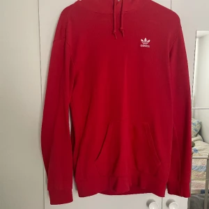 Adidas hoodie - En röd adidas hoodie som är i väldigt bra skick. 