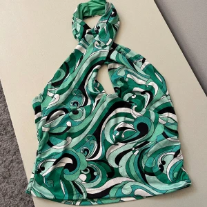 Halterneck BikBok - Köpt begagnad på Vinted men säljer pga för stor, så aldrig använd av mig. Toppen är som ”rynkad” på sidorna