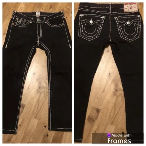 True religion Billy super t size 36  - (Bud på 1500 kr) äkta true religion byxor🔥🔥🔥Är en intressekoll, skicka bud. Väldigt fint skick för hur rare den är, är osäker om det är fabriks distressign vid knät eller inte men är knappt synbart vid användning. [Midja: 46 cm] [Hela byxans längd 102 cm]