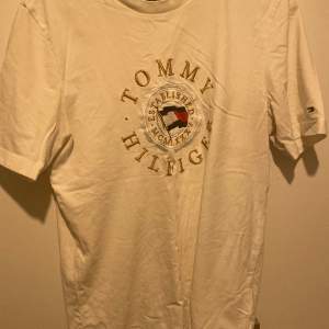 Tommy Hilfiger tshirt, köpt från självaste butiken, storlek M, i jätte bra skick, vit och guld, skriv för mer information.