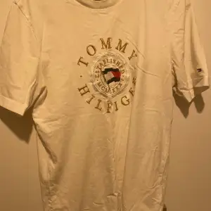 Tommy Hilfiger tshirt, köpt från självaste butiken, storlek M, i jätte bra skick, vit och guld, skriv för mer information.