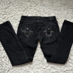 Lågmidjade Bootcut jeans  - True religion jeans. Lågmidjade & lätt Bootcut. Super fina och unika. Innerbenslängd:77 midjemått:37 + stretch. Vill du köpa trycker du på köp nu, jag postar inom 24h
