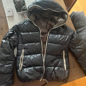 Vinterjacka - Såå fin och varm jacka från Duvetica! Storlek 44 (italiensk) så skulle säga att den sitter som en storlek S🤗 Skriv privat för bilder med den på och kom gärna med prisförslag🫶