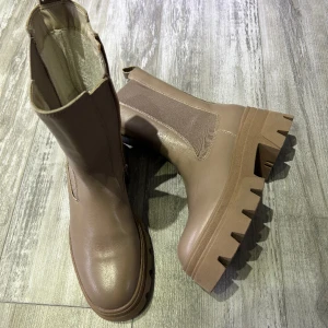 Platåstövlar - Säljer dem här platåstövlar från Tamaris och som är använda bara.. Normala  i storlek. Har samma i svarta färg som jag använder och mycket fina och bekväma är dem.